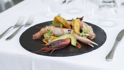 seafood, food, shrimp, uncooked, raw, sea, healthy, shellfish, prawn, table, mediterranean, lemon, cuisine, crustacean, fish, marine, mollusk