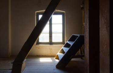 Okno i drewniane schody w stary, ciągle pracującym młynie zbożowy. - obrazy, fototapety, plakaty