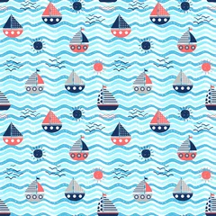 Vlies Fototapete Meereswellen Nahtloses Muster des nautischen Vektors mit roten und blauen Booten, Wellen und Sonnen auf gewellten Hintergründen für Sommergrafikdesign