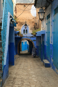 Fototapeta Alley with arches in the medina of Chefchaouen, Morocco