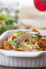 Rigatoni-Nudeln mit Sauce Bolognese und Käse