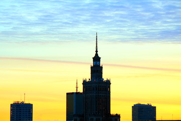 Fototapeta na wymiar coucher de soleil sur la ville de Varsovie en Pologne