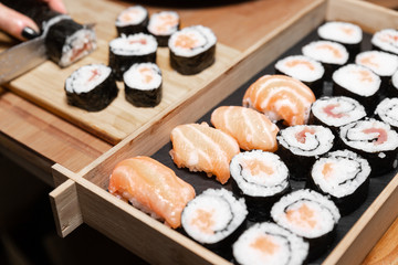 The sushi prepared at home. A typical Japanese food prepared with a base of rice and various raw fish such as tuna, salmon, shrimp and sea bream. To which is added, according to the variants.