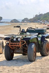 砂浜の古びたバギーカー
