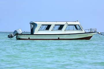 海に浮かぶグラスボート