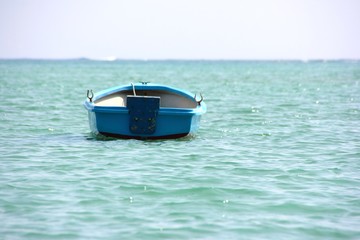 海に漂う小型ボート