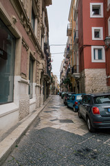Obraz premium W mieście Bari Alupia znajdują się stare ulice we Włoszech