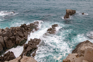 日本海の荒波をうける東尋坊