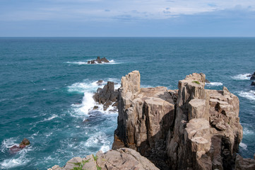 日本海の荒波をうける東尋坊