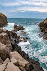 日本海の荒波をうける東尋坊