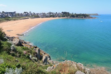 Panorama sur la plage du Val à Rothéneuf, Saint-Malo, en Bretagne (France)