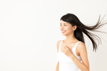 Obraz premium ロングヘアの女性 白バックイメージ