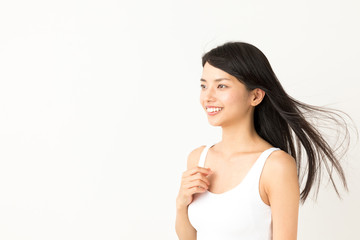 ロングヘアの女性　白バックイメージ