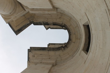 Silhuetas celestes sobre a arquitectura do Pante&atilde;o Nacional