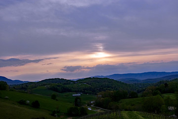 Fototapeta premium sunset over vineyard in Butler, Tennessee