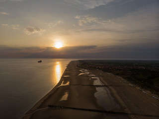 Panorama eines Strands im Sonnenuntergang aus der Luft fotografiert