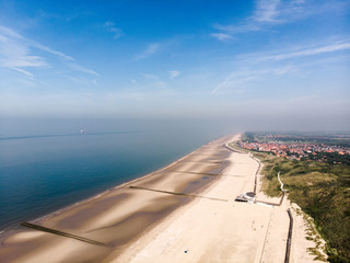 Panorama eines Strandes bei Ebbe aus der Luft