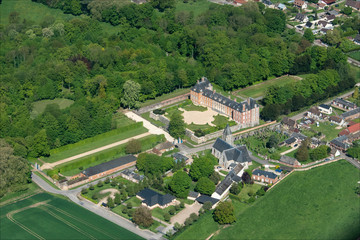 Fototapeta na wymiar photo aérienne du château d'Heudicourt dans l'Eure en France