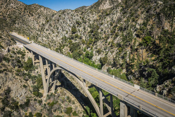 Obraz premium Overhead view of a long span bridge in the desert mountains above Los Angeles Calfiornia.