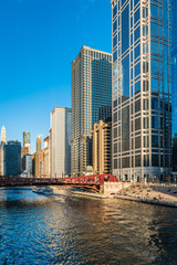 Naklejka premium Chicago River and downtown Chicago skyline, USA