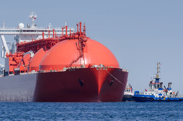 LNG TANKER - The red ship enters port with assurance of tugs © Wojciech Wrzesień