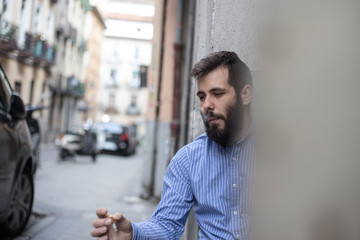 hombre fumando en la calle