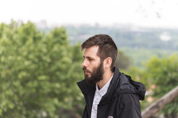 retrato de joven con barba y cazadora