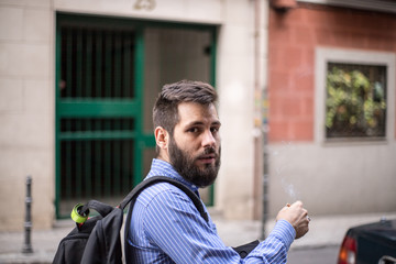 retrato de chico con barba y mochila