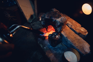 Smith jeweler produces silver melting for ludicrous details, great fluidity.