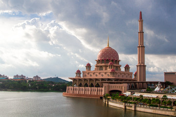 Fototapeta na wymiar Putra Mosque, Putrajaya, Malaysia