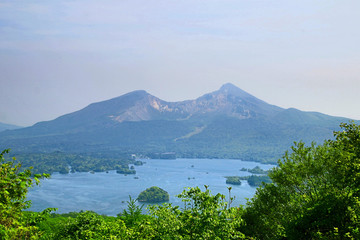 Obraz premium 桧原湖と磐梯山（福島県・裏磐梯）