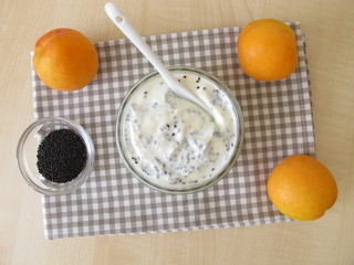 Joghurt Dessert mit Basilikumsamen