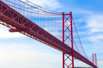 Fototapeta na wymiar Puente 25 de Abril en Lisboa. Puntos de interés y arquitectura en Portugal.Paisaje de puesta de sol
