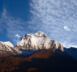 Panorama van de berg Dhaulagiri in de Nepalese Himalaya