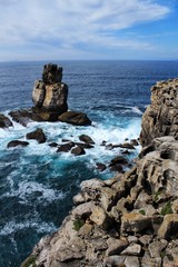 Fototapeta na wymiar Views of the wild Atlantic Ocean with beautiful cliffs in Peniche