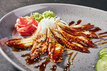 Sashimi with eel, vegetables and sauce