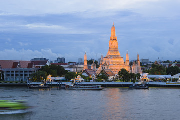Naklejka premium Thai temple view from Chaophraya river