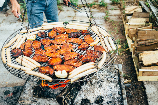 Grillschwenker mit Fleisch und Wurst
