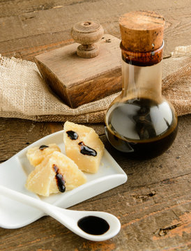 Aceto balsamico tradizionale italiano e parmigiano