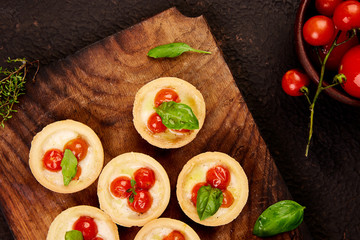 Mini tarts with cherry tomatoes
