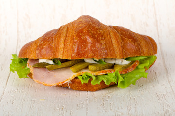 Croissat with ham and cucumbers