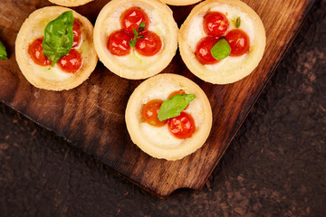 Mini tarts with cherry tomatoes