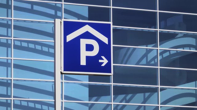 Parkhaus moderne Architektur blaue Glasfassade