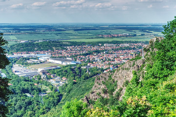 Ausblick vom Hexentanzplatz auf die Seilbahn und den Ort Thale