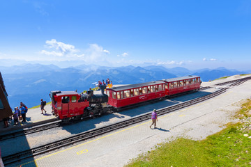 Fototapeta premium Panorama górska z końcem Schafbergbahn w Austrii