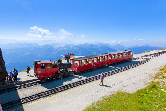 Bergpanorama mit der Endstation der Schafbergbahn in &Ouml;sterreich