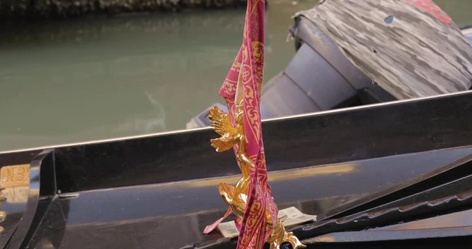 Dettaglio di una Gondola ferma a Venezia. Interni, sedili e ornamenti.