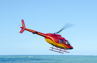 Kleines Abenteuer, Glück, Freude: Fliegen mit Hubschrauber bei schönem Wetter mit blauem Himmel :)