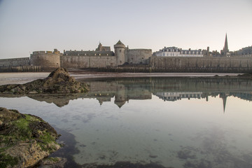 Obraz premium Saint Malo, Fort National and beach during Low Tide. Brittany, France, Europe.
