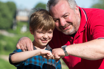 Cooler Papa mit Sohn